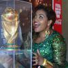 Gaby Amarantos admira a Taça da Copa do Mundo de 2014