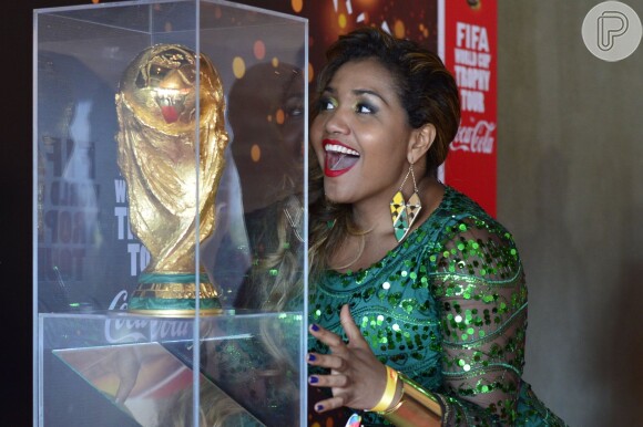 Gaby Amarantos admira a Taça da Copa do Mundo de 2014