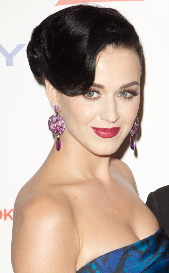 A cantora Katy Perry está negociando com a banda Oito7Nove4 para cantar no Carnaval de Salvador de 2014
