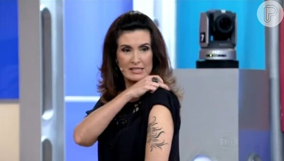 A apresentadora entra no clima do tema do programa e também se deixa tatuar para falar sobre o tema