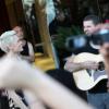 Jessie J presenteou os fãs que a aguardavam na porta de hotel que está hospedada no Rio de Janeiro com um show particular