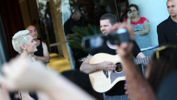 Rock in Rio: Jessie J faz show particular para fãs na porta de hotel