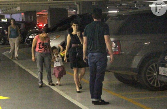 Murilo Benício, Débora Falabella e Nina, filha da atriz, passearam no shopping Fashion Mall, no Rio