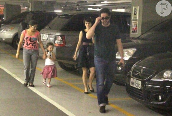 Murílo Benício coloca óculos escuros no estacionamento do shopping