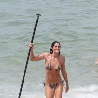 Cynthia Howlett vai a praia no Rio, encontra Marcelo Serrado e mostra corpão