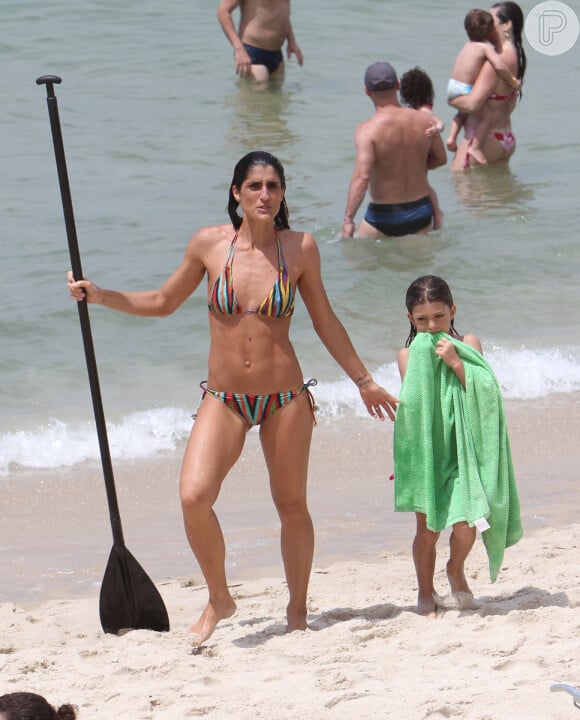 Cynthia levou a filha Manuela para a praia do Arpoador, em 19 de dezembro de 2012