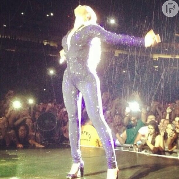 Beyoncé canta no Estádio Nacional de Brasília sob chuva forte, em 17 de setembro de 2013