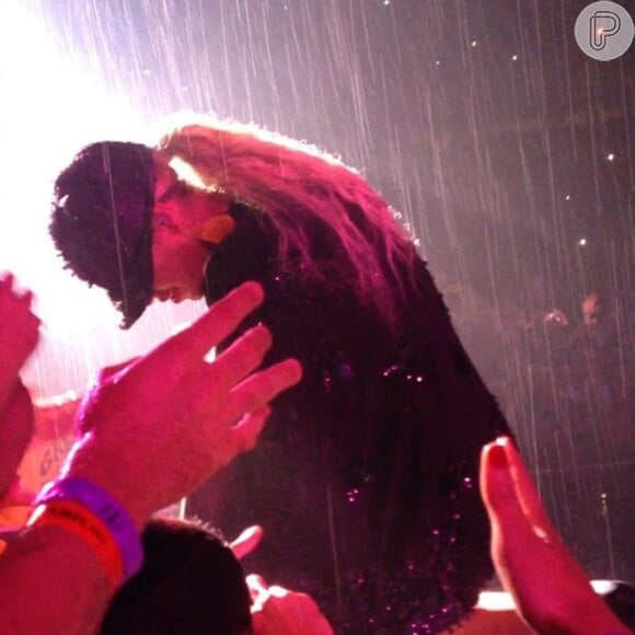 Beyoncé encara chuva e canta para os fãs de Brasília