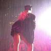 Beyoncé canta e dança sob chuva, em Brasília