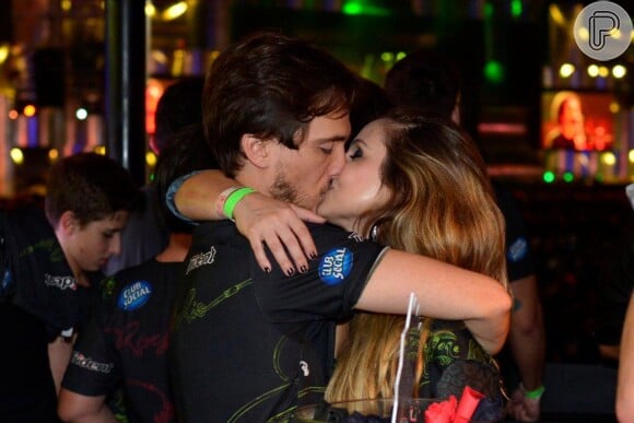 A atriz Aline Fanju beija no Camarote da Trident no Rock in Rio em 19 de setembro de 2013
