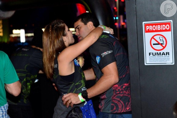 Bárbara Borges namora no Camarote da Trident no Rock in Rio 2013