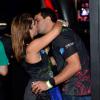 Bárbara Borges beija o marido, o jornalista e sociólogo Pedro Delfino, no Camarote da Trident no Rock in Rio 2013