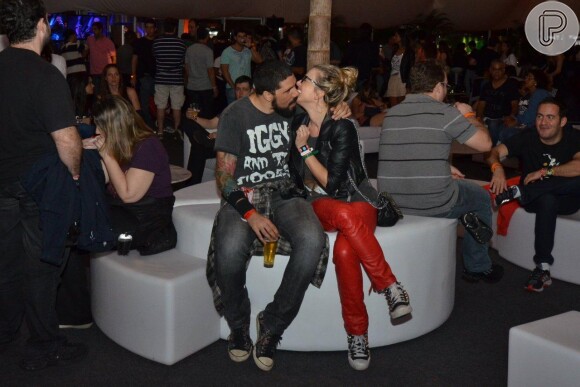Nathália Rodrigues e Tchello, da banda Detonautas, namoram no camarote VIP do Rock in Rio 2013