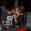 Nathália Rodrigues e Tchello trocam beijos em camarote do RIR 2013