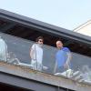 John Mayer aparece na sacada do hotel Fasano e conversa com integrante de sua equipe