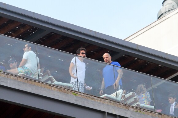 John Mayer aparece na sacada do hotel Fasano e conversa com integrante de sua equipe