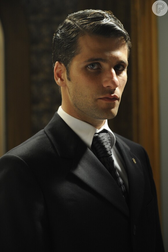 Franz (Bruno Gagliasso) deixa a fortuna de sua família e aceita um emprego oferecido por Manfred (Carmo Dalla Vecchia), no turno da noite da Fundição Hauser, em 'Joia Rara', em 25 de setembro de 2013