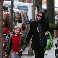 Liv Tyler, toda encasacada, busca o filho, Milo, na escola em Nova York