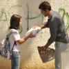 Ninho (Juliano Cazarré) volta ao Brasil e leva um tablet de presente para Paulinha (Klara Castanho) na saída da escola, em 'Amor à Vida', em setembro de 2013
