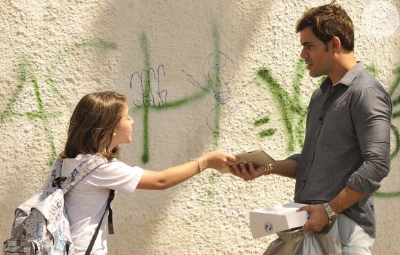 Paulinha (Klara Castanho) tenta devolver o presente a Ninho (Juliano Cazarré), em 'Amor à Vida'