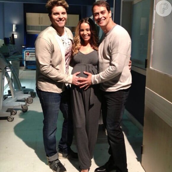 Danielle Winits exibe a barriga de grávida de sua personagem Amarilys ao lado de Thiago Fragoso e Marcello Antony em gravação de 'Amor à Vida', em 24 de setembro de 2013