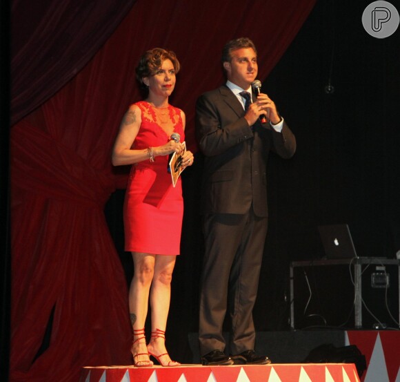 Astrid Fontenelle e Luciano Huck apresentam o prêmio Comunique-se, em São Paulo
