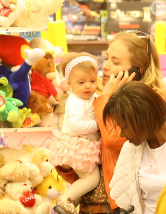 Aos nove meses, Eva foi vista durante passeio em shopping com a mãe Angélica