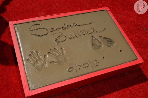 Sandra Bullock marcou as palmas e pegadas em uma placa do TCL Chinese Theatre