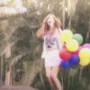 Sophia Abrahão aparece segurando bolas em seu clipe 'É Você'