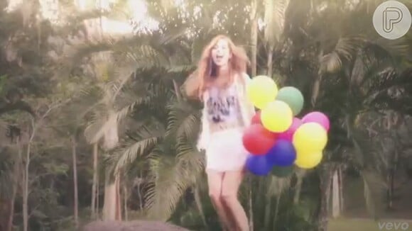 Sophia Abrahão aparece segurando bolas em seu clipe 'É Você'