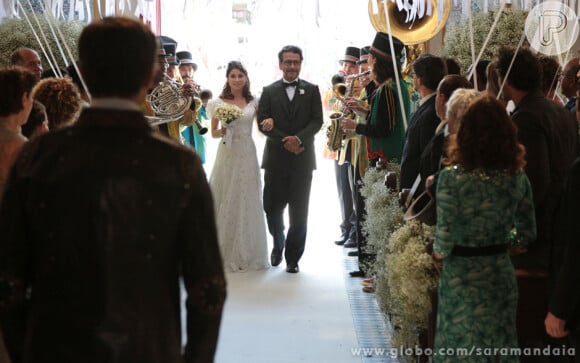 Marcina (Chandelly Braz) e Gibão (Sergio Guizé) finalmente se casam no último capítulo de 'Saramandaia'
