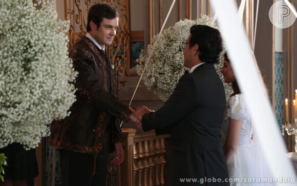 Cazuza (Marcos Palmeira) entrega Marcina (Chandelly Braz) a Gibão (Sergio Guizé), no altar, em 'Saramandaia'