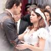 Marcina (Chandelly Braz) se casa com Gibão (Sergio Guizé) mas leva um tiro de Zico Rosado (José Mayer), no lugar do noivo, na saída da igreja, no último capítulo de 'Saramandaia', em 27 de setembro de 2013