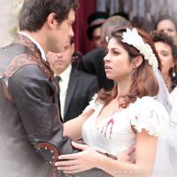Último capítulo de 'Saramandaia': após se casar com Gibão, Marcina leva um tiro