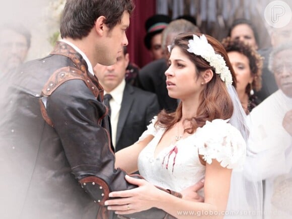 Marcina (Chandelly Braz) se casa com Gibão (Sergio Guizé) mas leva um tiro de Zico Rosado (José Mayer), no lugar do noivo, na saída da igreja, no último capítulo de 'Saramandaia', em 27 de setembro de 2013