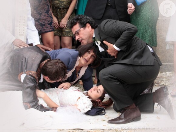 Baleada, Marcina (Chandelly Braz) cai desfalecida no chão; seus pais e Gibão (Sergio Guizé) se desesperam, em 'Saramandaia'