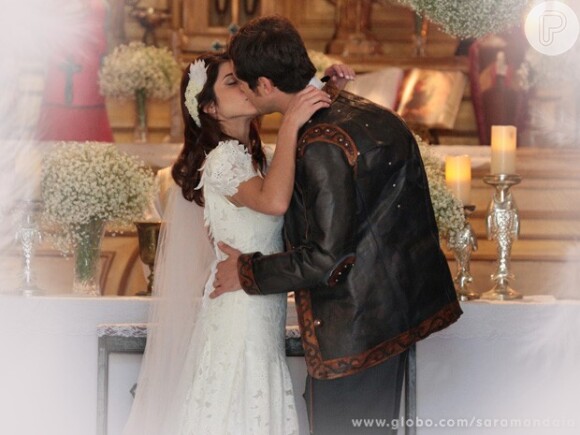 Marcina (Chandelly Braz) e Gibão (Sergio Guizé) se beijam depois do 'sim', em 'Saramandaia'