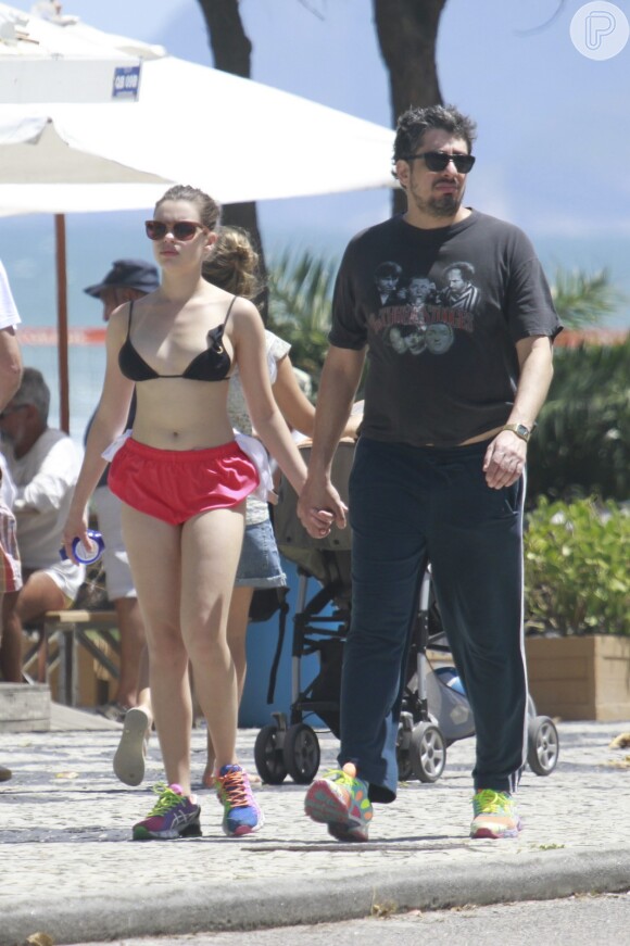 Bruna Linzmeyer, a Linda de 'Amor à Vida', caminha usando biquíni e short curtinho ao lado do namorado, Michel Melamed, em 28 de setembro de 2013