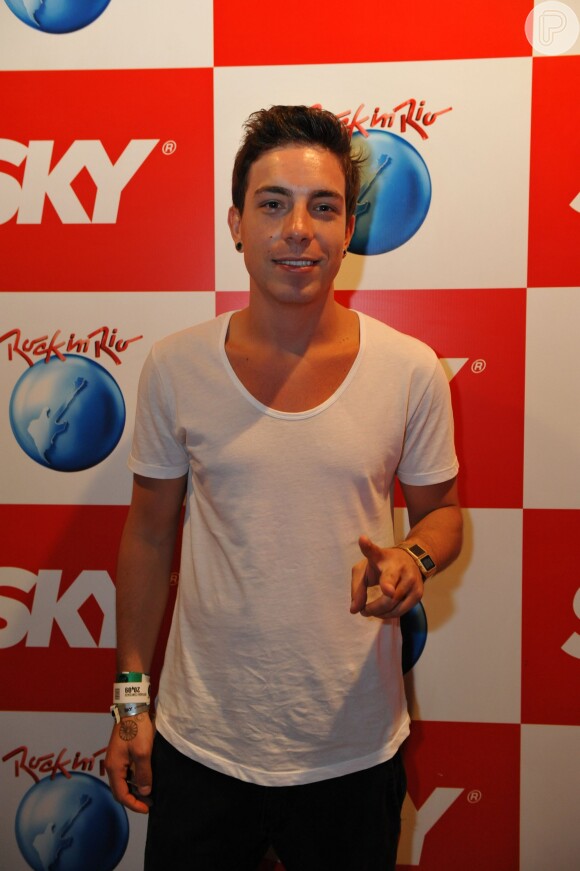 Di Ferrero foi flagrado aos beijos com uma funcionária de um stand do Rock in Rio e a moça foi despedida, segundo coluna em 28 de setembro de 2013