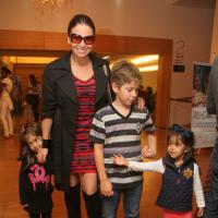 Giovanna Antonelli se diverte com os três filhos em shopping do Rio de Janeiro