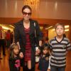 Giovanna Antonelli se diverte com os três filhos em shopping carioca