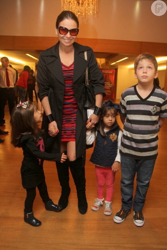 Giovanna Antonelli vai com os filhos ao shopping