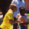 Em Trancoso, Beyoncé ficou descalça e jogou futebol com crianças da região