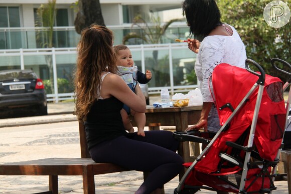 Cristiana Oliveira teve a companhia de uma babá durante o passeio com Miguel