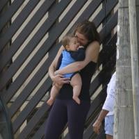 Cristiana Oliveira leva neto de 7 meses para passear na praia