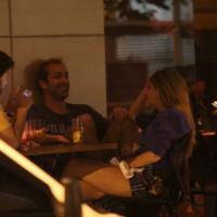Ingrid Guimarães se diverte com amigos e marido em restaurante do Leblon, no Rio