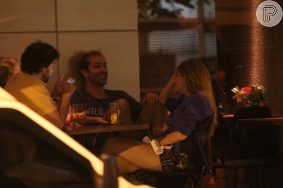 Ingrid Guimarães conversa com amigos em restaurante do Leblon, na zona sul do Rio de Janeiro, em 21 de dezembro de 2012