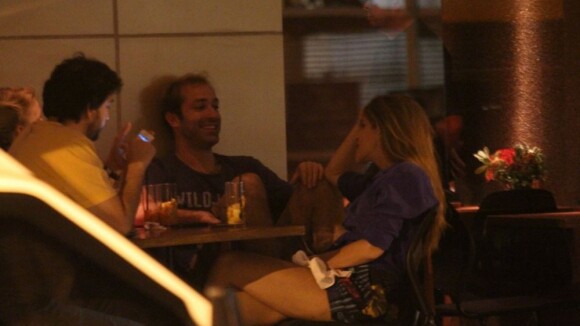 Ingrid Guimarães se diverte com amigos e marido em restaurante do Leblon, no Rio