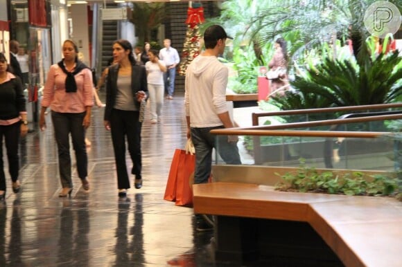 Ator circula em shopping carioca (Foto: Daniel Delmiro)