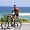 O ator andando de bicicleta na orla carioca, já com o novo visual para a nova novela da Record 'Pecado Mortal'